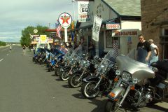 Unsere Harleys vor dem Friseursalon von Angel