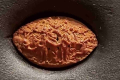 geschnitzte Zwetschgenkerne