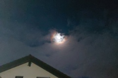 Mond und Wolken