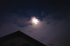 Mond und Wolken