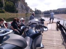 Übersetzen mit der Fähre am Donaudurchbruch
